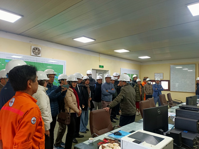 Đoàn công tác của Khoa Điện thăm và làm việc tại Công ty cổ phần Nhiệt điện Phả Lại