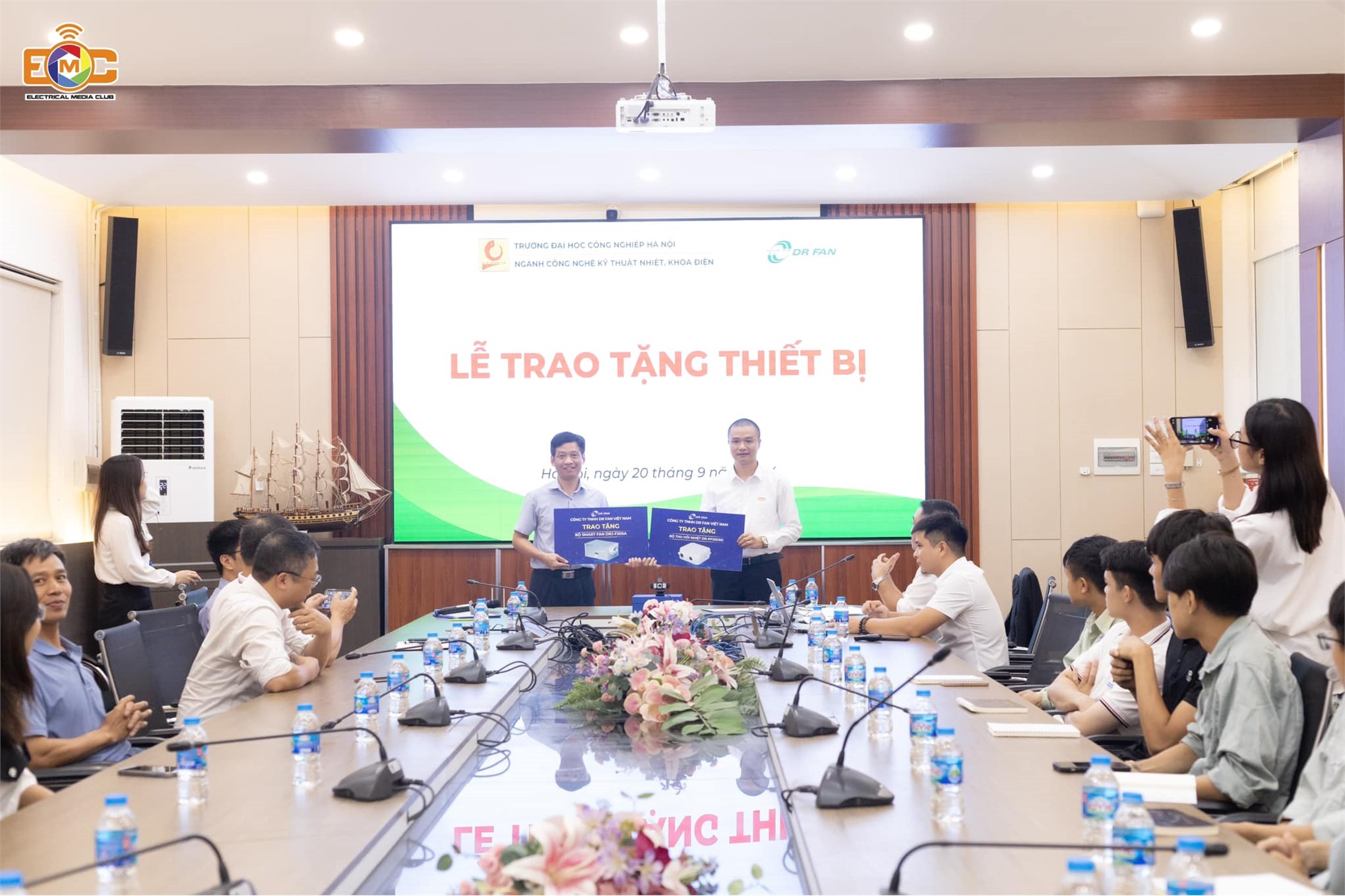 Công ty DR FAN Việt Nam tài trợ thiết bị và trao học bổng cho sinh viên ngành Kỹ thuật nhiệt