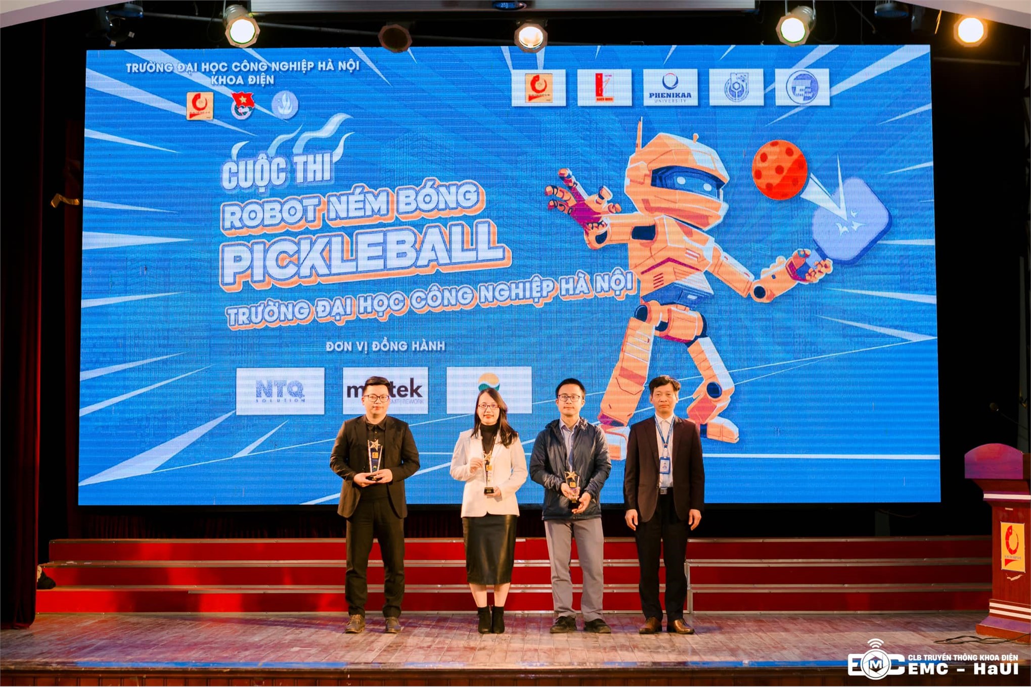 Robot ném bóng Pickleball