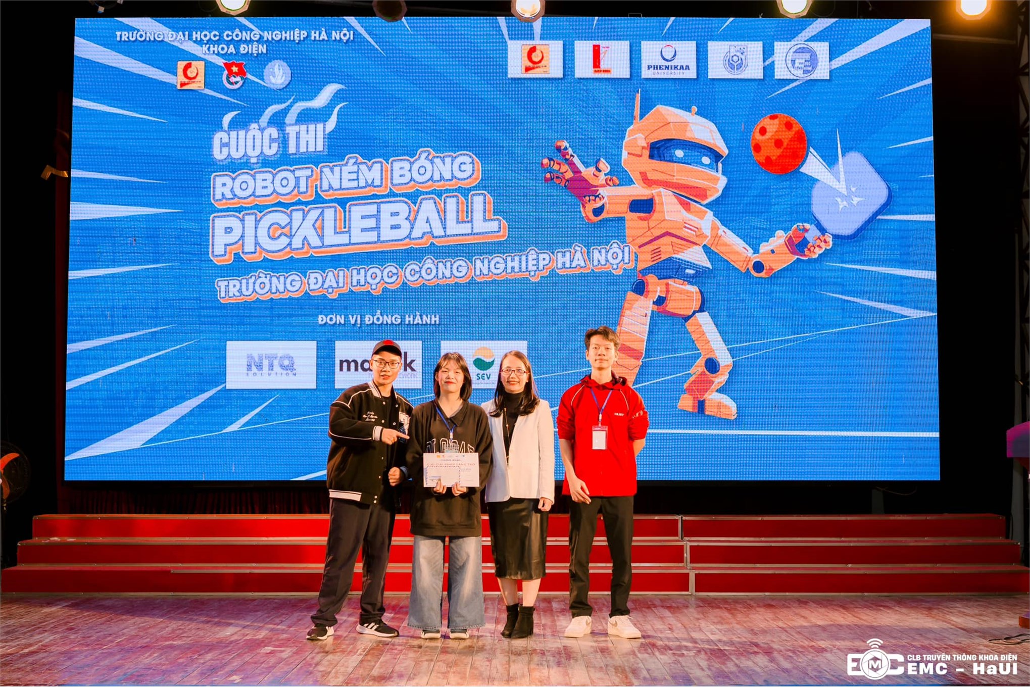 Robot ném bóng Pickleball