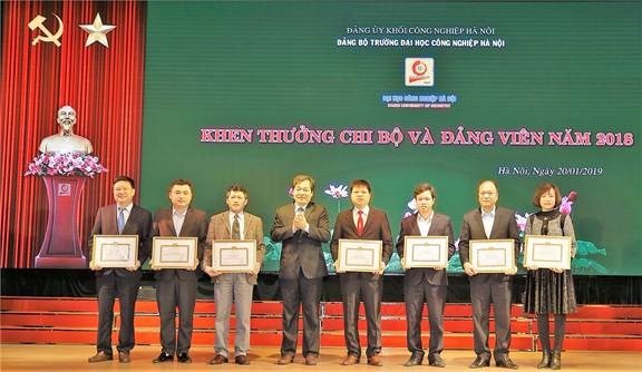 Đảng bộ Nhà trường khen thưởng chi bộ, đảng viên khoa Điện năm 2018
